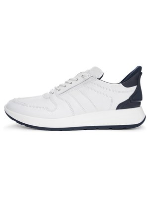 Weißer Sportschuh mit schwarzem Fersenakzent, Schnürverschluss und dicker, gepolsterter Sohle, seitlich auf weißem Hintergrund gesehen.