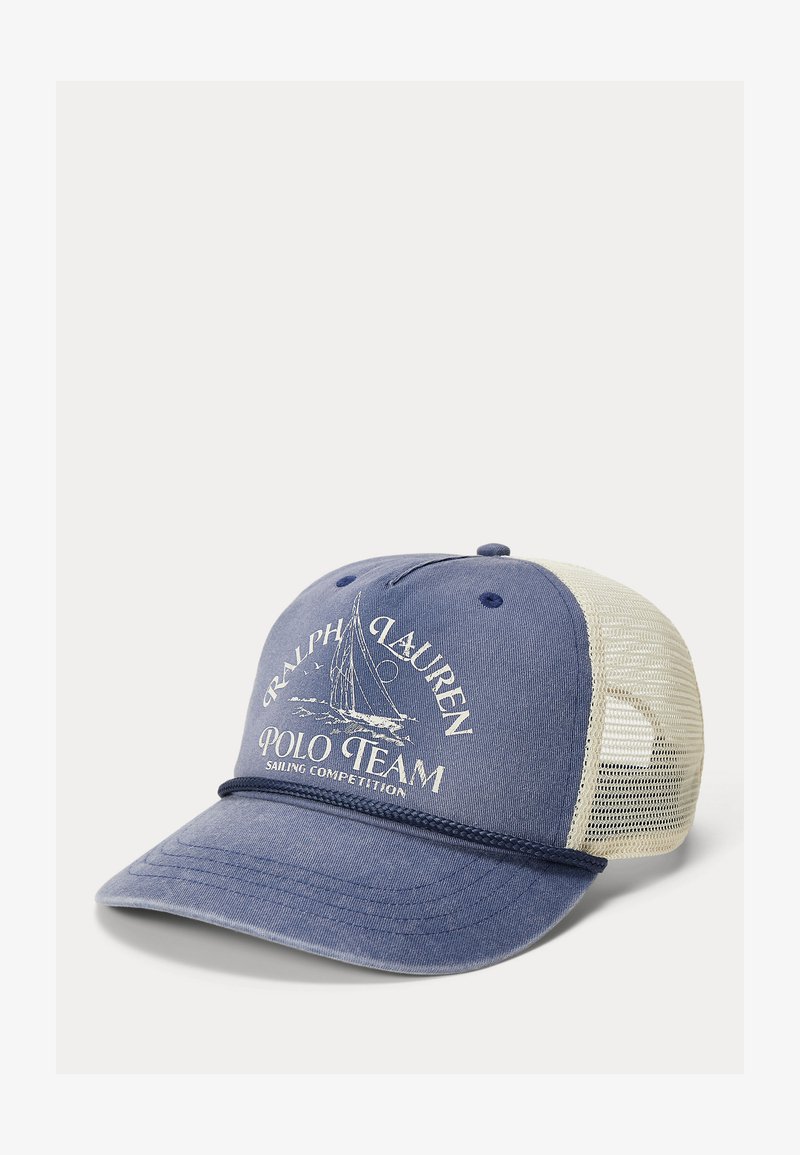 Sinine-valge võrgust pesapalli nokamüts tekstiga „Ralph Lauren Polo Team Sailing Competition“ ja purjekat graafikuga eesmisel paneelil.