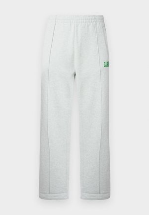 Grijze joggingbroek gemaakt van zachte stof, met een elastische tailleband, recht model en een klein groen logo aan de zijkant.