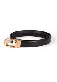 Cintura in pelle nera arrotolata con una fibbia rettangolare dorata lucida e un perno per la chiusura.