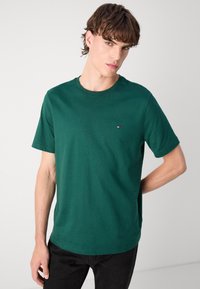 Tommy Hilfiger ESSENTIAL TEE - Základné tričko - ornamental green