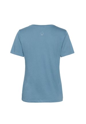 T-shirt à manches courtes, col rond en tissu bleu clair ; texture lisse ; petit détail décoratif blanc près de l'encolure.
