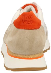 Baskets avec une tige en suède beige, des côtés blancs et des accents orange. Dotées d'un col rembourré et d'une semelle en caoutchouc texturée pour assurer adhérence et confort.