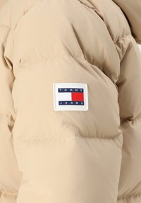 Tommy Jeans ESSENTIAL - Abrigo de plumas - beige
