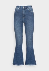 Högmidjade blå denim jeans med utsvängda ben och fem fickor, med en knappslå och en lätt blekt textur på tyget.