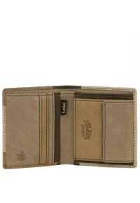 Billetera bi-fold de cuero marrón claro abierta, con múltiples ranuras para tarjetas, un bolsillo para monedas y una etiqueta de protección RFID en el lado izquierdo.