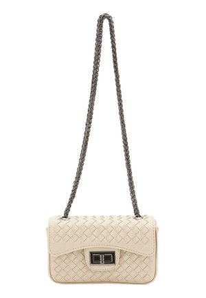 Vævet læder crossbody taske i beige med en kædetraspe, sikret med en rektangulær sølvspænde på forsiden, med en glat overflade.