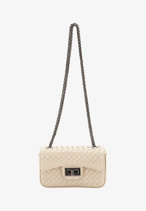 Vævet læder crossbody taske i beige med en kædetraspe, sikret med en rektangulær sølvspænde på forsiden, med en glat overflade.