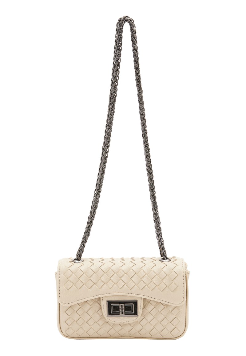 Vævet læder crossbody taske i beige med en kædetraspe, sikret med en rektangulær sølvspænde på forsiden, med en glat overflade.