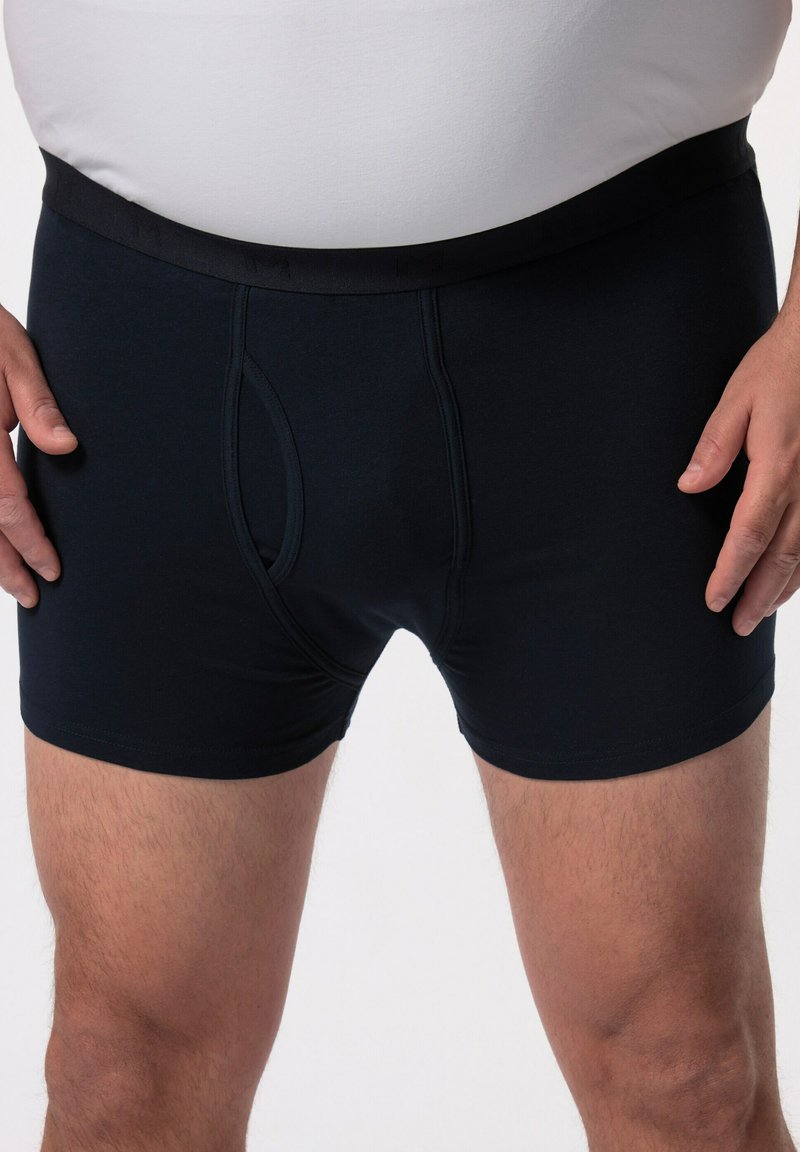 Tmavě modré boxerské trenýrky vyrobené z měkké, elastické látky. Mají funkční otvor, elastický pas a těsný střih. Žádné viditelné vzory.