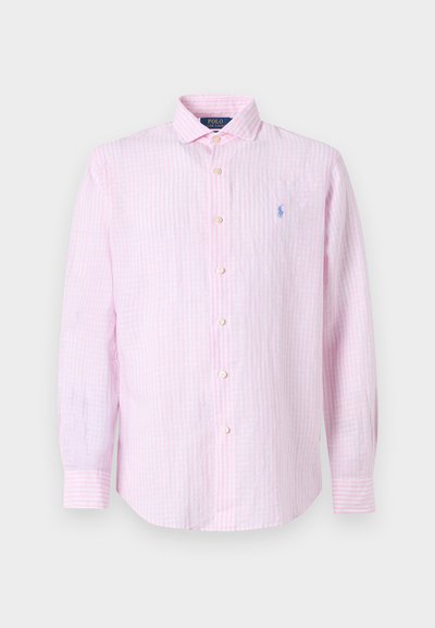 Ανοιχτό ροζ και λευκό ριγέ πουκάμισο με μακριά μανίκια, κουμπιά, γιακά και μικρό μπλε κεντητό λογότυπο στο αριστερό στήθος.