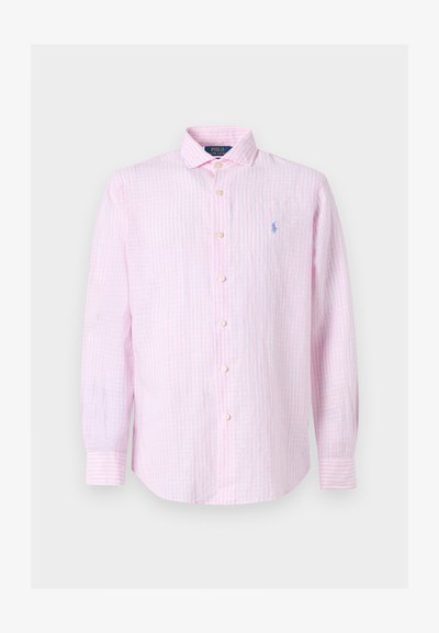 Ανοιχτό ροζ και λευκό ριγέ πουκάμισο με μακριά μανίκια, κουμπιά, γιακά και μικρό μπλε κεντητό λογότυπο στο αριστερό στήθος.
