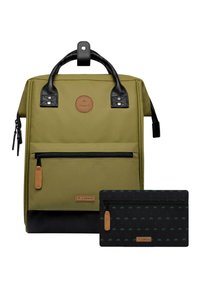 Sac à dos en tissu vert avec des accents en cuir noir, poche zippée à l'avant et logo beige. Inclus une pochette noire avec un motif de bicyclette.