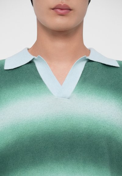 Pullover verde con gradiente e colletto blu chiaro, caratterizzato da un design a V e una consistenza morbida. Il colore sfuma armoniosamente dal scuro al chiaro.