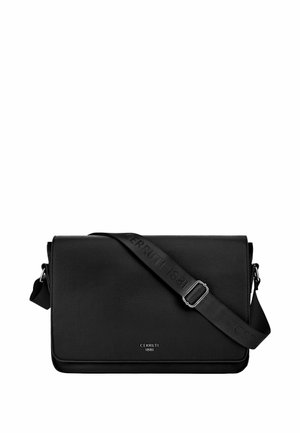 Bolso bandolera de cuero negro con cierre de solapa, correa ajustable con relieve "CERRUTI 1881" y pequeño logotipo metálico de la marca en el frente.