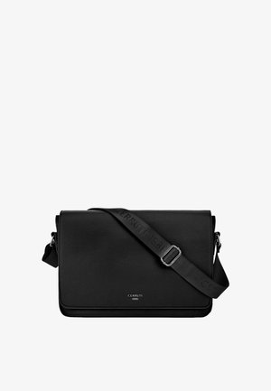 Zwarte leren crossbodytas met klepsluiting, verstelbare riem met reliëf "CERRUTI 1881" en klein metalen merklogo aan de voorkant.