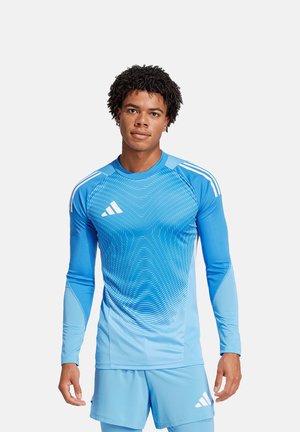 Lichtblauwe sportieve top met lange mouwen en een gradient ontwerp, voorzien van drie witte strepen op de schouders en een ronde halslijn.