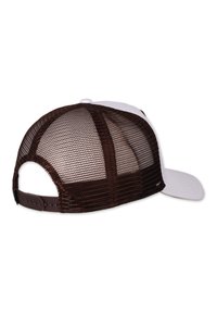 Gorra trucker de malla marrón con un panel frontal blanco, visera curva y correa ajustable en la parte posterior. Tejido texturizado y diseño ventilado.