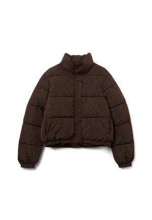 Chaqueta de plumas corta marrón con cuello alto, paneles cosidos, cierre de botones a presión y puños y bajo elásticos para un ajuste ceñido.