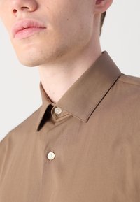 Calvin Klein SLIM SHIRT - Formalna srajca - new tan
