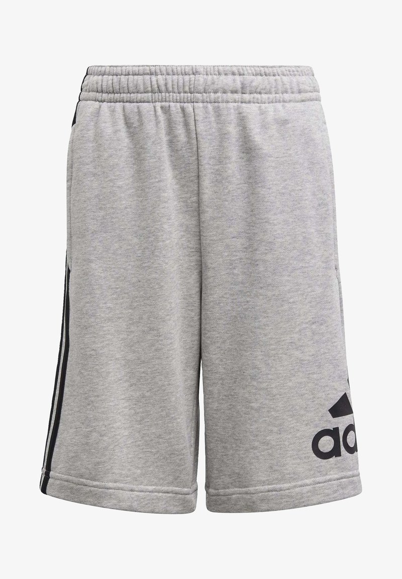 Pantalones cortos deportivos de color gris claro con cintura elástica y el logo negro de Adidas en la parte inferior de la pierna izquierda, así como franjas negras a los lados.