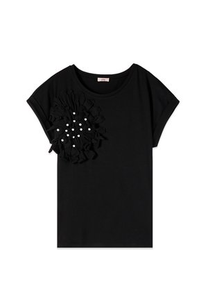 Zwarte korte mouwen t-shirt met ronde hals en grote stoffen bloem versierd met kleine witte kralen op de linkerborst.
