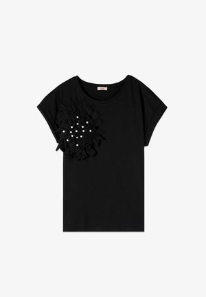 Zwarte korte mouwen t-shirt met ronde hals en grote stoffen bloem versierd met kleine witte kralen op de linkerborst.