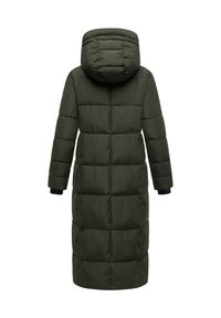Dlhý tmavozelený zateplený zimný kabát s kapucňou, celoplošne prešívaný, s dlhými rukávmi, zobrazený zozadu.