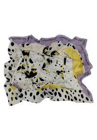 Bufanda de seda con una base blanca y manchas abstractas en negro, amarillo y púrpura; terminada con un borde lila y detalle de logo.