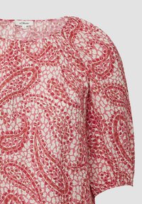 Lichtgewicht blouse in een abstract patroon van roze en crème. Kenmerkt zich door pofmouwen en een geraffineerde halslijn. Zacht, gestructureerd stof.