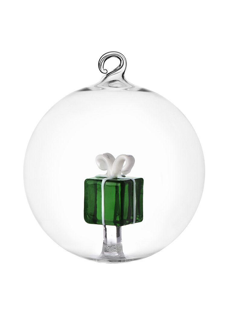 Adorno de vidrio transparente con una caja de regalo verde en su interior, atada con una cinta blanca. Forma redonda, textura suave y un lazo colgante metálico en la parte superior.