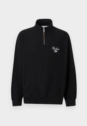 Μαύρο φούτερ με φερμουάρ μέχρι το μέσο με ψηλό γιακά, ριμπ μανσέτες και τελείωμα, με λευκό λογότυπο "Carhartt Wip" σε γραφή στο αριστερό μέρος του στήθους.