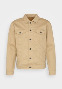 Khaki dżinsowa kurtka z długimi rękawami, zapinana na guziki z przodu, z dwoma kieszeniami na piersi i czarnymi metalowymi akcentami. Prosty krój z minimalną teksturą.