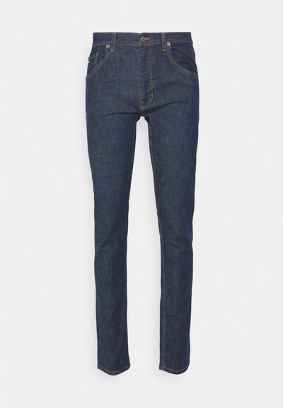 Tamsiai mėlynos džinsinės kelnės su tiesiu siluetu, penkių kišenių dizainu, kontrastingomis geltonomis siūlėmis ir priekiniais mygtukais.