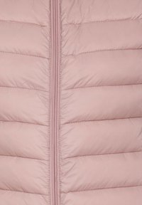 Gilet matelassé en tissu rose doux, avec des sections matelassées horizontales, une fermeture éclair à l'avant et une texture lisse.