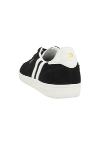 Černé semišové tenisky s bílými akcenty a proužky. Mají pevnou bílou gumovou podrážku a logo na patě. Texturovaný povrch.