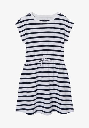 Robe blanche à manches courtes avec des rayures horizontales noires et une taille à cordon de serrage.