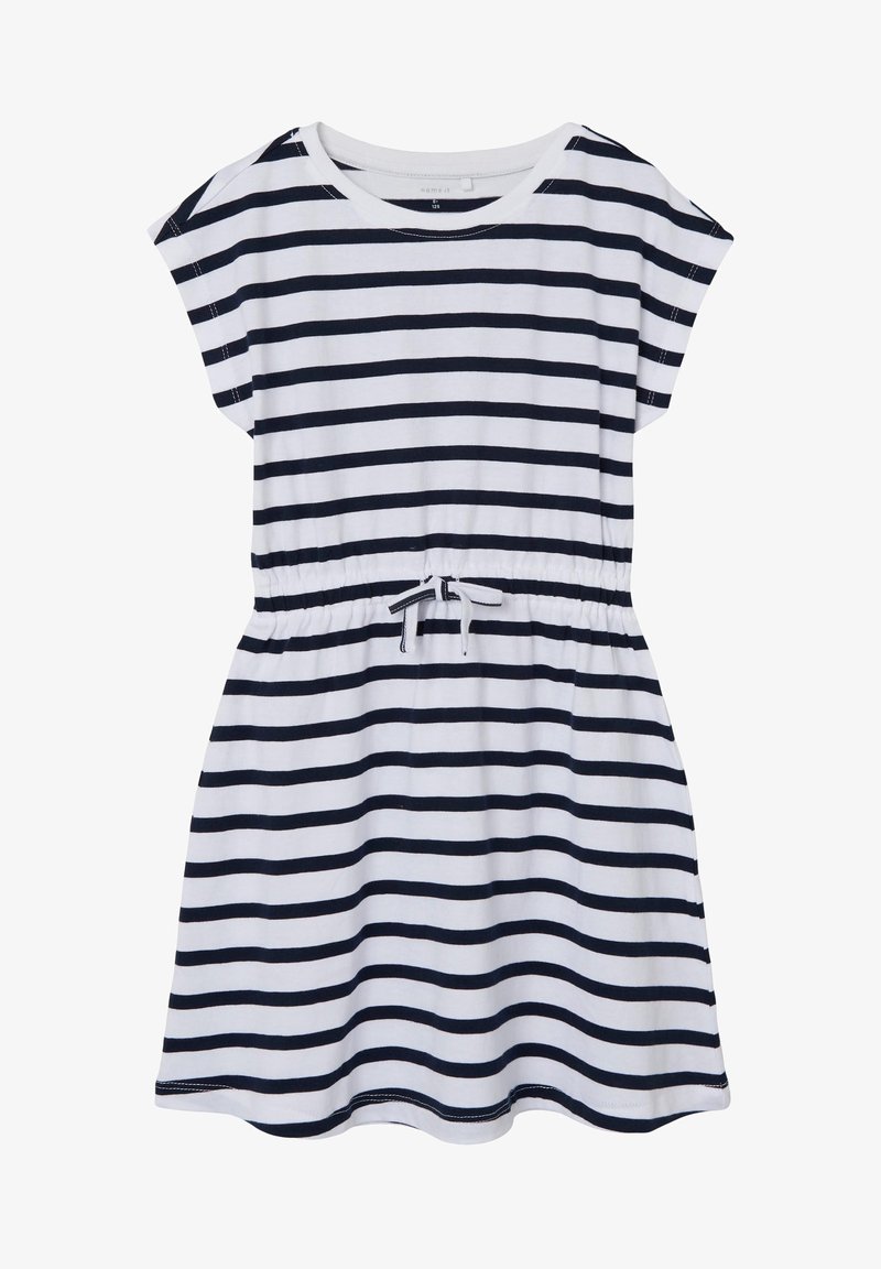 Robe blanche à manches courtes avec des rayures horizontales noires et une taille à cordon de serrage.