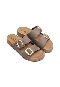 Bruine suède sandalen met twee brede bandjes met gouden gespen, een gevoerd kurken voetbed en een tekstuurrubber zool.