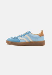 Blue suede sneaker with beige stripes, cream laces, and a tan leather heel accent. Features a textured gum sole and rounded toe design.
