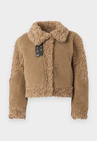 Krótka brązowa kurtka z teddy shearling z dużym kołnierzem i czarnym skórzanym zapięciem z przodu.