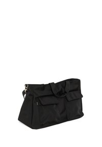 Grand sac cabas noir avec deux poches à rabat sur le devant et des poignées courtes, présenté sur fond blanc.
