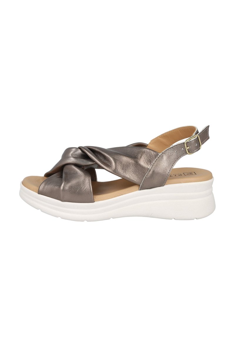 Sandalias de bronce metálico con un diseño de tira retorcida, punta abierta y talón al aire, que cuentan con una plantilla acolchada y una suela de plataforma blanca.