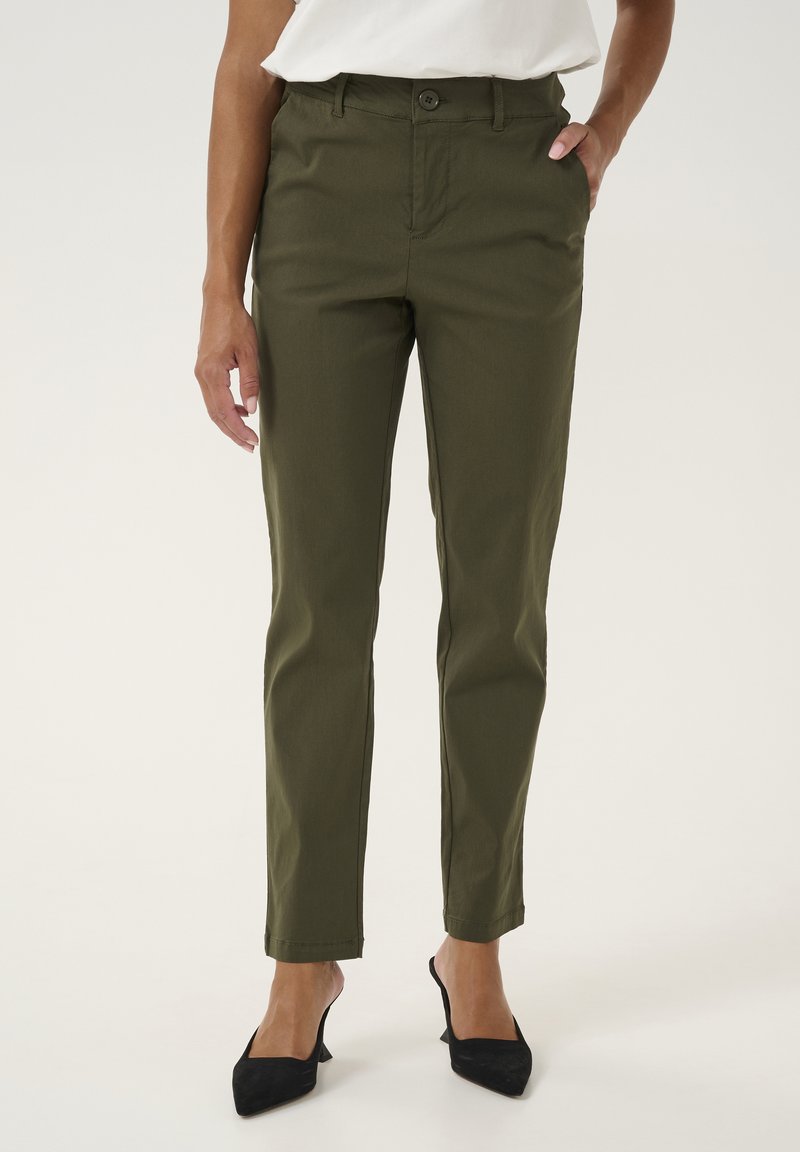 Olive zelene hlače iz bombažne mešanice s slim fit krojem, ki vključujejo sprednje gumbne zapore, stranske žepe in obliko hlačnic, ki se zožujejo. Črne elegance s koničastimi petami.