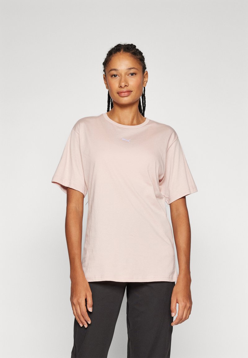 Lyserød bomulds t-shirt med korte ærmer, rund halsudskæring og lille hvidt logo på brystet. Casual pasform, blød tekstur, minimalistisk design.