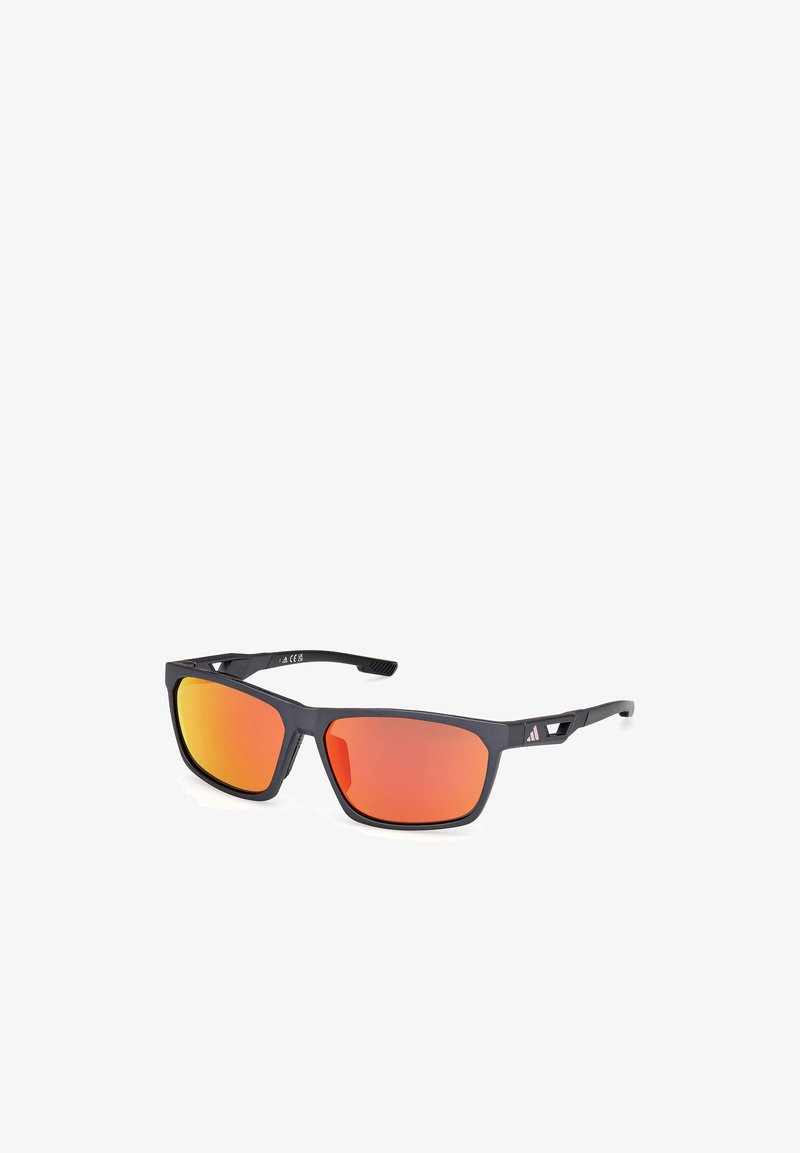 Sunglasses med en matt svart plastbåge, rektangulär form och orange spegelglas. Har geometriska detaljer på bågarna.