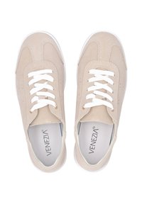 Beige Wildleder-Sneaker mit weißen Schnürsenkeln, runder Zehenpartie und dezenten Perforationen. Mit goldfarbenen Ösen und einer weißen Gummisohle.