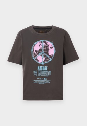 Camiseta gris oscuro de manga corta, con un diseño colorido de un globo en rosa y azul, y el texto "NATURALEZA VS INDUSTRIA" en negrita.