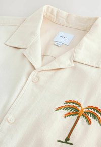 Next REGULAR FIT - PALM EMBROIDERED SHORT SLEEVE - Ing - cream