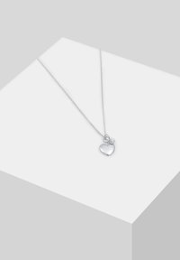 Sølv hjertevedhæng halskæde med en lille dekorativ accent. Kæden er slank og glat, der subtilt reflekterer lys. Minimalistisk design.